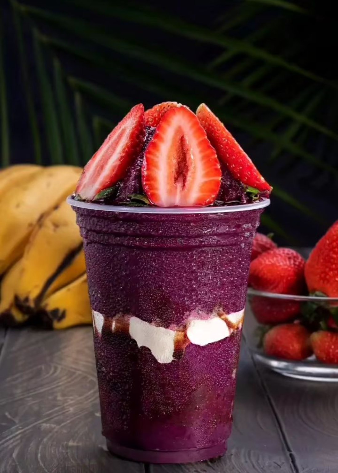 Açaí com morangos frescos